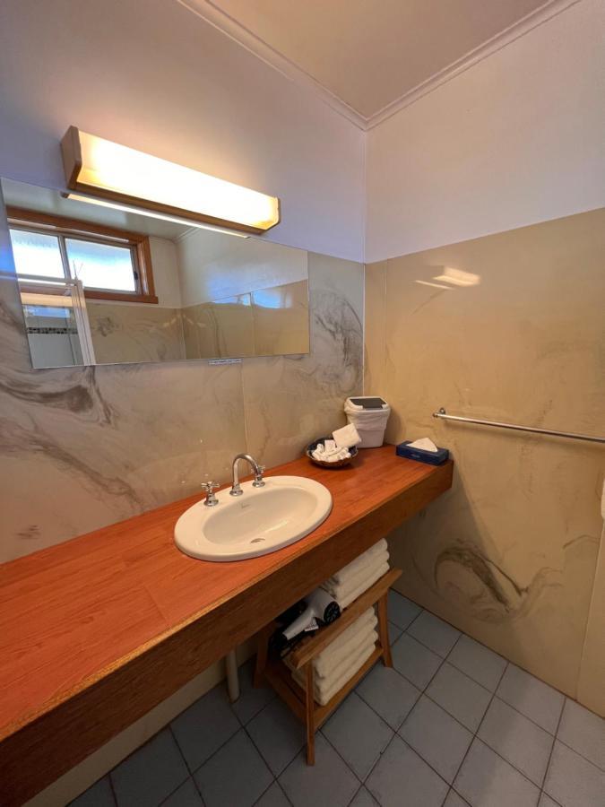 Sturt Motel Белренелд Екстер'єр фото